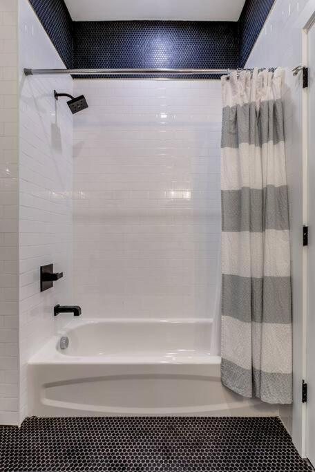 ニューアークLuxury Designer Theme 2Br Apt Near Nyc / Thepathアパートメント エクステリア 写真